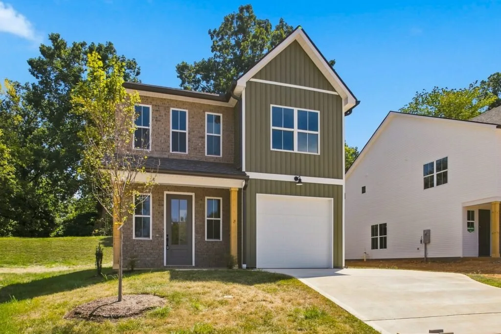 Street view of new townhomes at Luna Ridge in Lenoir City, TN